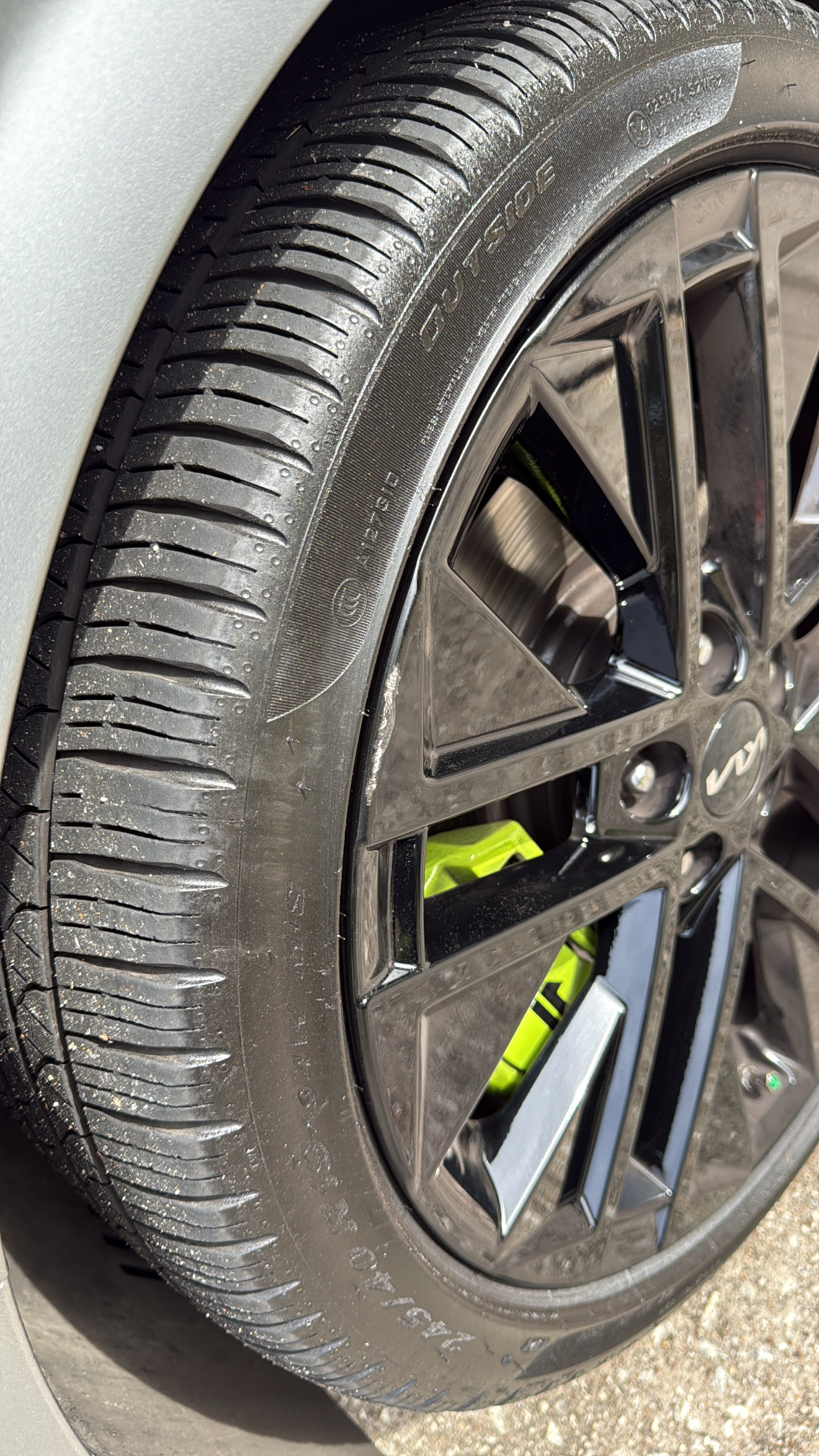 Curb rash repair before - Damaged Kia EV6 wheel rim